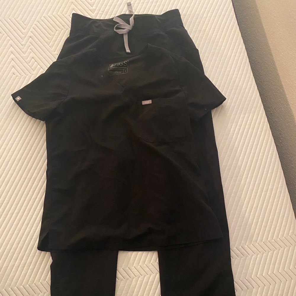 Black figs scrubs